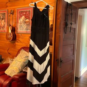 Long black/white dress. Size 16. Very slimming. Brand new w tags